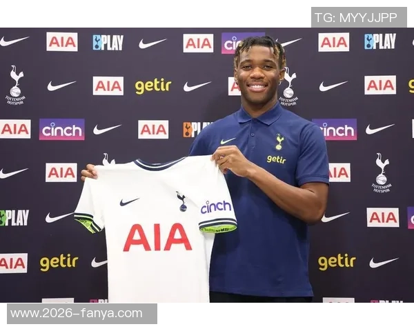 热刺后卫乌多吉在伦敦街头遭经纪人持枪威胁事件引发关注